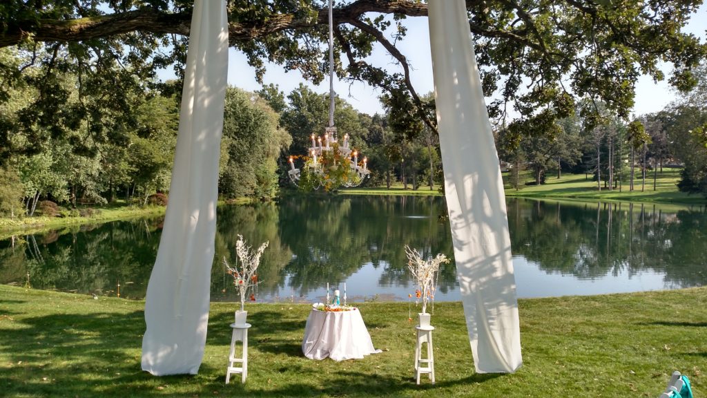 Chandelier For An Outdoor Wedding 1024X576 1