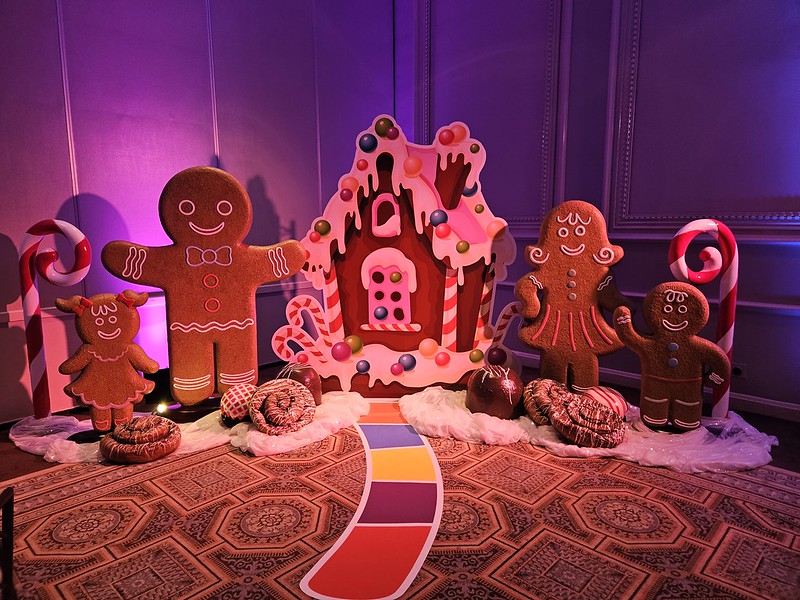 Giant Gingerbread Family