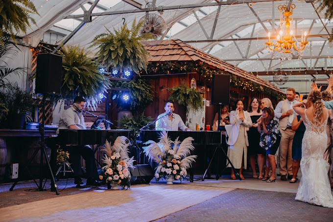 Dueling Pianist Of Felix And Fingers At The Wedding